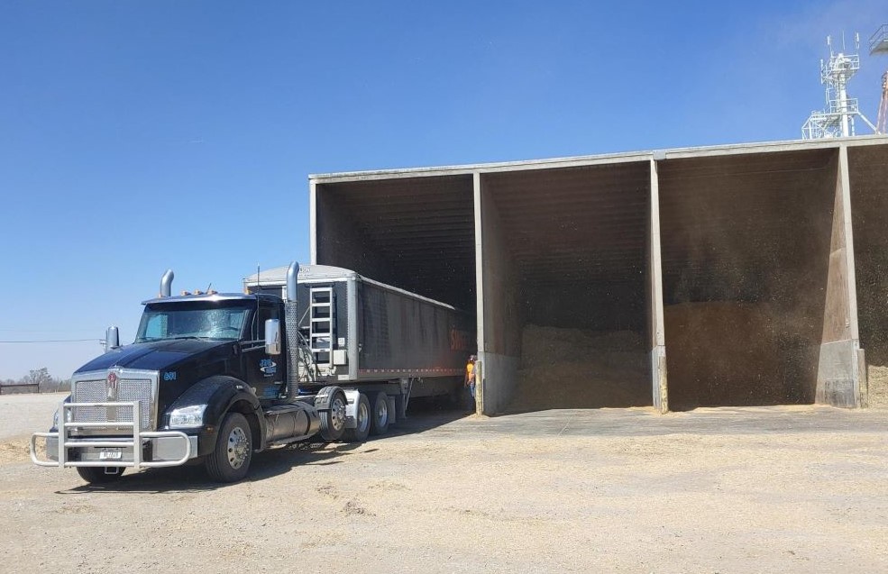 Dry Bay Feed Truck - 1024 Dry Bay Feed Truck - 1024